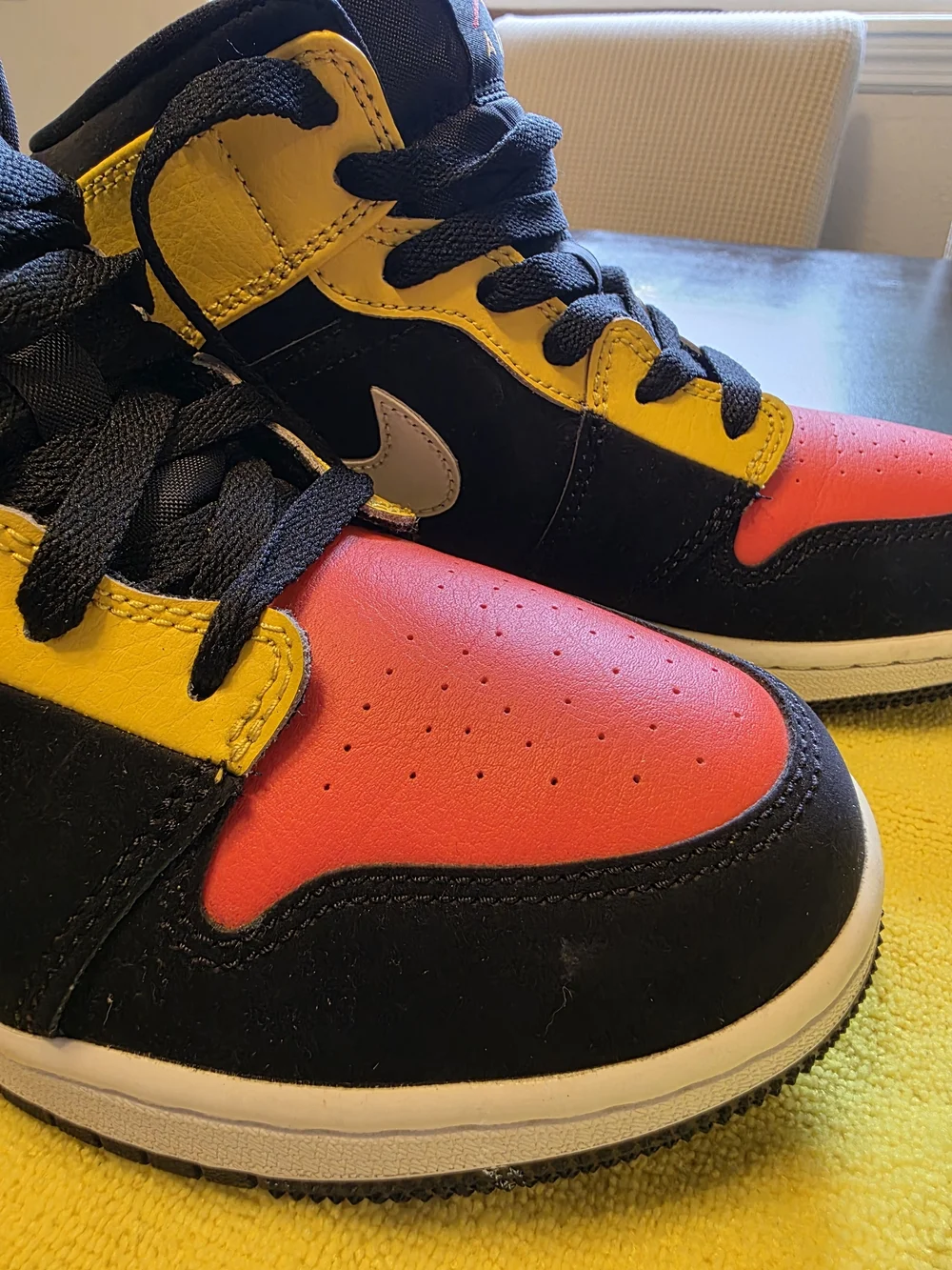 Air Jordan 1 Mid SE (GS) Black Amarillo Team Orange Boys Size 6 Very Nice Condit